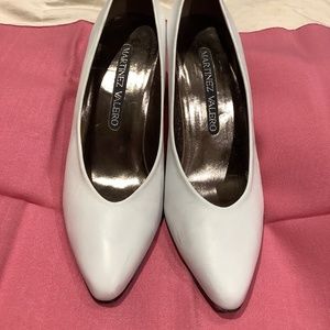 Unusual Rare Martinez Valero  White leather with a ribbed silver heel size 8 AA.